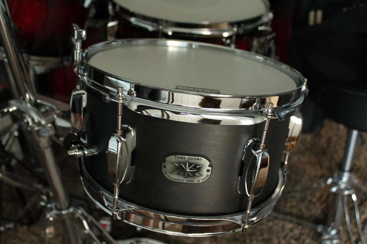 Acoustic drum kit snare drum