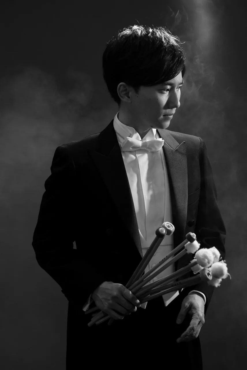 Percussionist holding several mallets